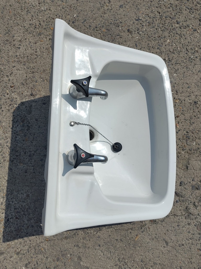 Stock Liège - lavabo en céramique double robinet
