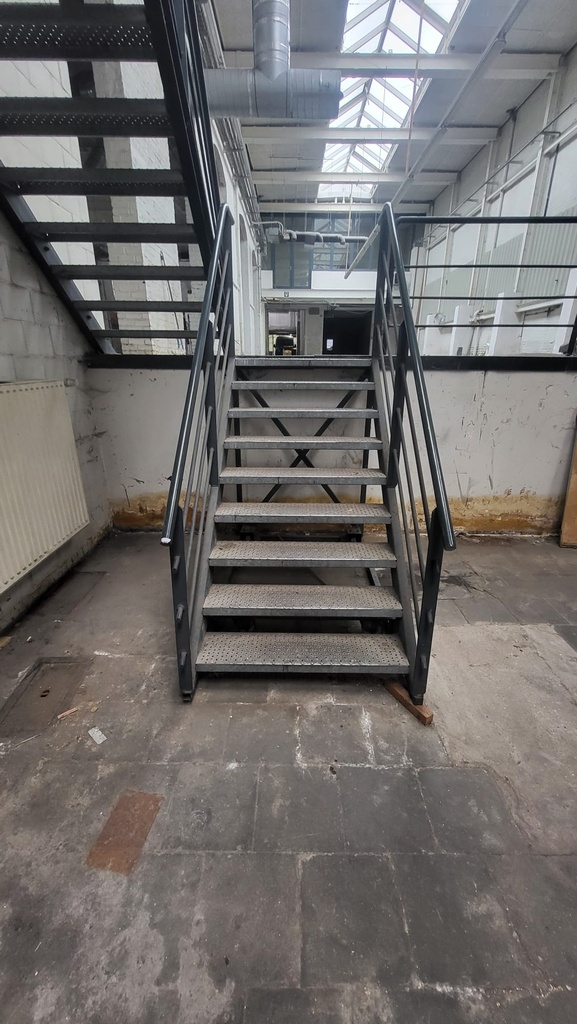 Escalier droit en acier sur roulettes