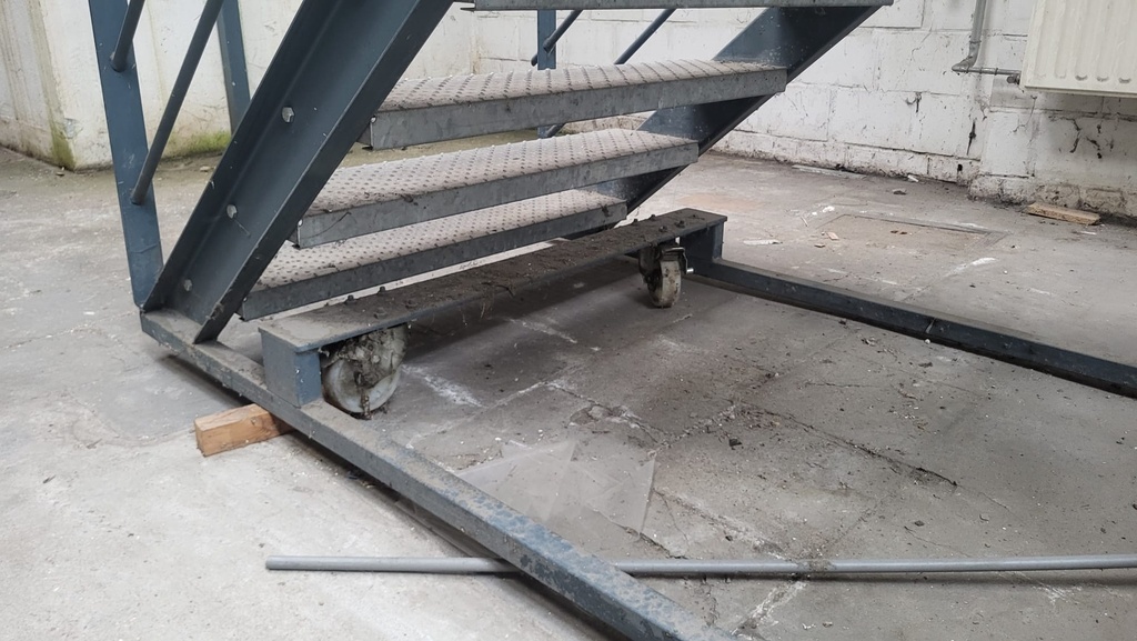 Escalier droit en acier sur roulettes