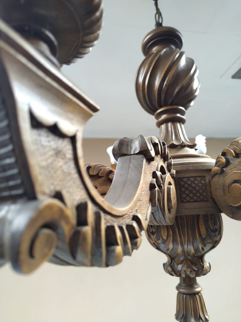 Grand lustre en bois sculpté à 5 bras – style baroque (L) 