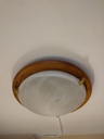 Plafonnier rond moderne – verre marbré et contour bois (L) 