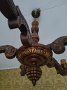 Lustre ancien en bois sculpté – style rustique (L) 