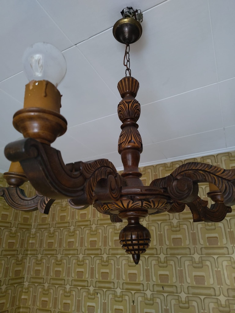 Lustre ancien en bois sculpté – style rustique (L) 
