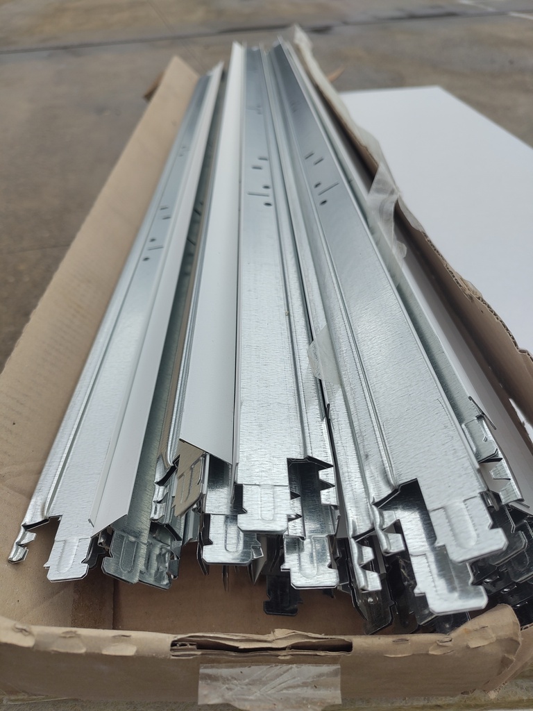 Dalle de faux plafond neuve (L)