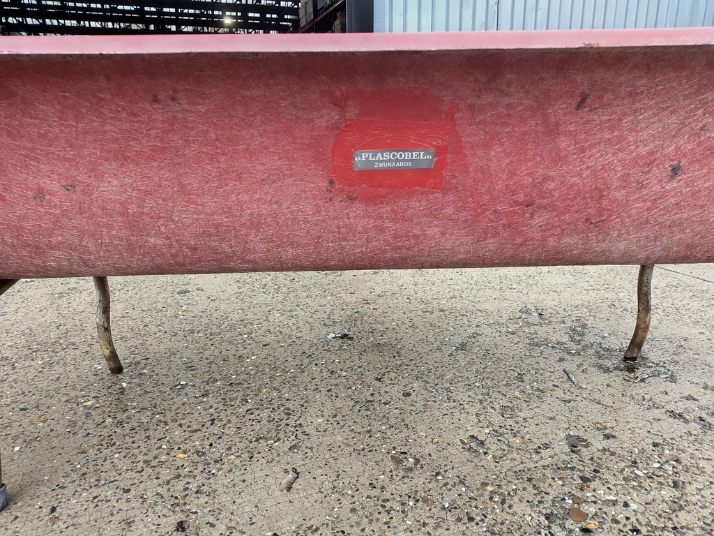 Banc plastique rouge pied métallique (L)