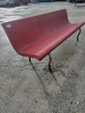 Banc plastique rouge pied métallique (L)