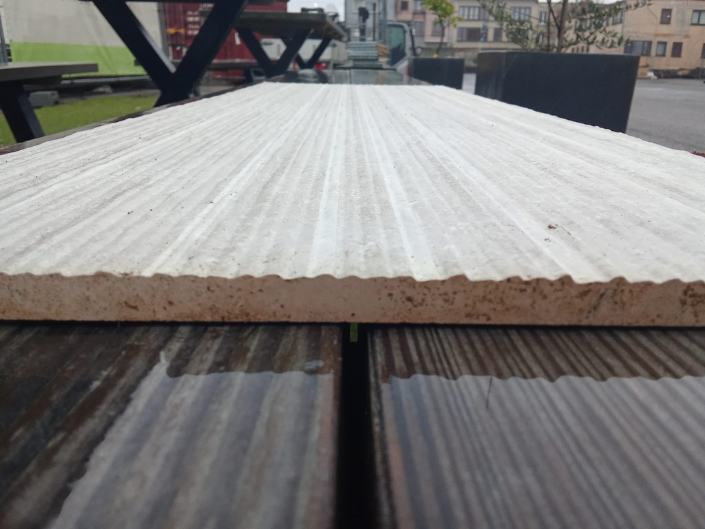 Carrelage rainuré ton gris