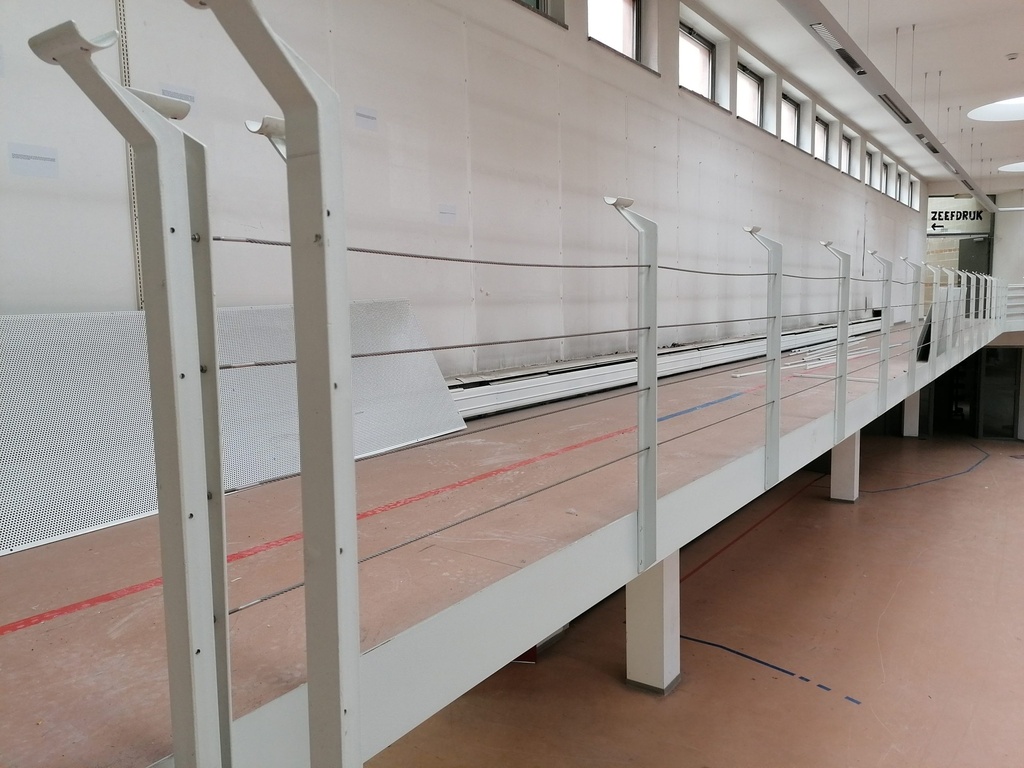 Garde-corps - Câble métallique, panneau perforé, main-courante hêtre