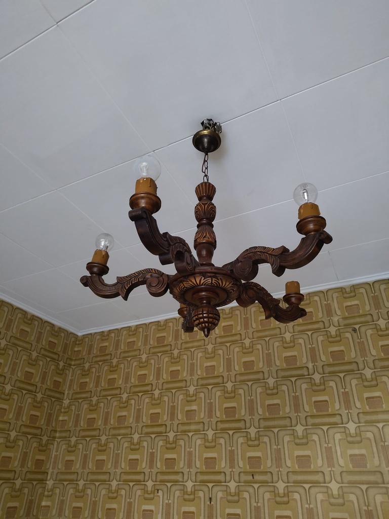 Lustre ancien en bois sculpté – style rustique (L) 