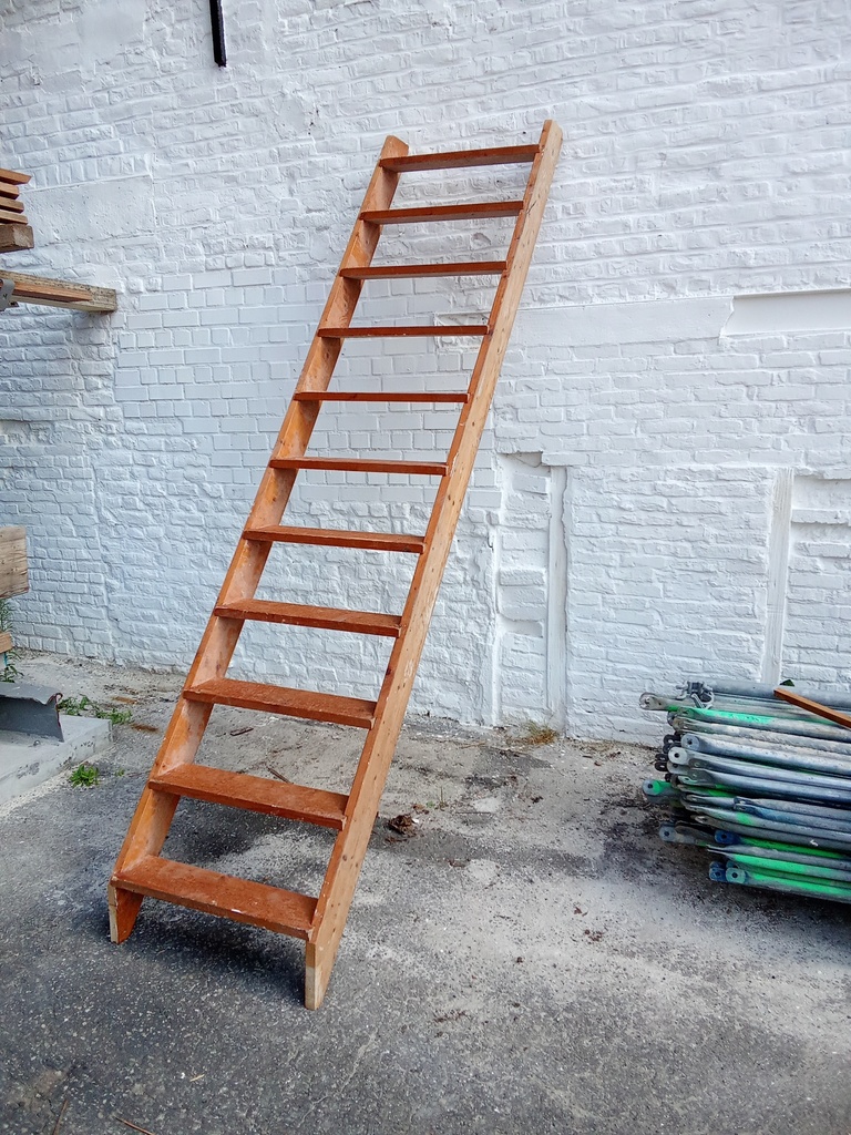 Escalier droit en sapin - 11 marches