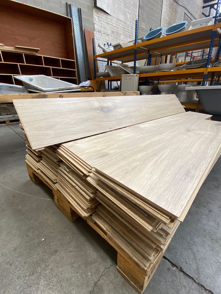 Plancher stratifié imitation bois gris clair (L) 