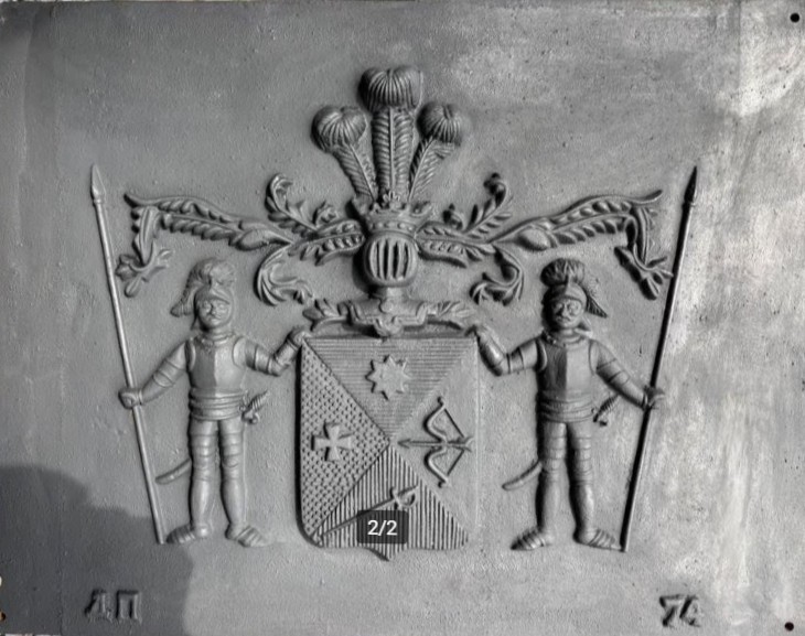 Plaque en fonte avec armoiries (L)