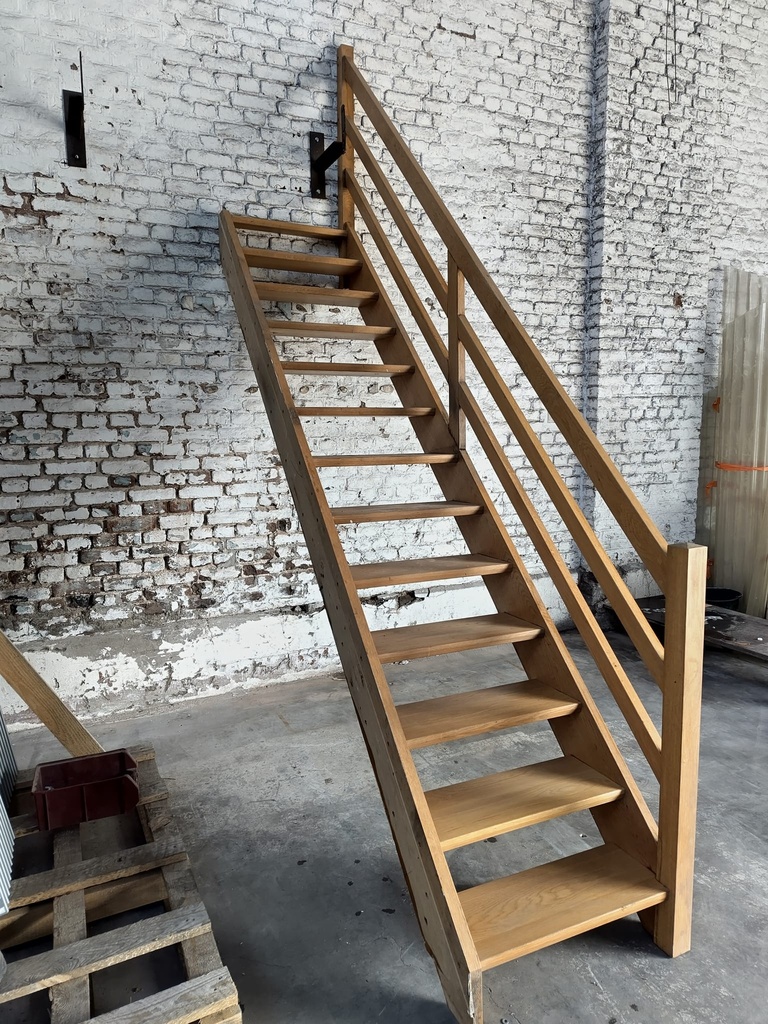 Escalier en chêne - 13 marches avec main courante (L)