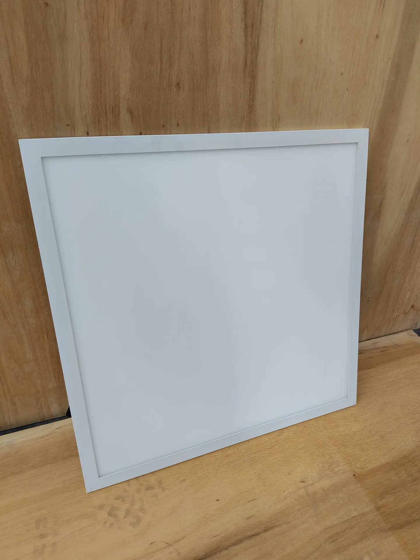 Luminaire rectangulaire LED 60x60x1cm (L)