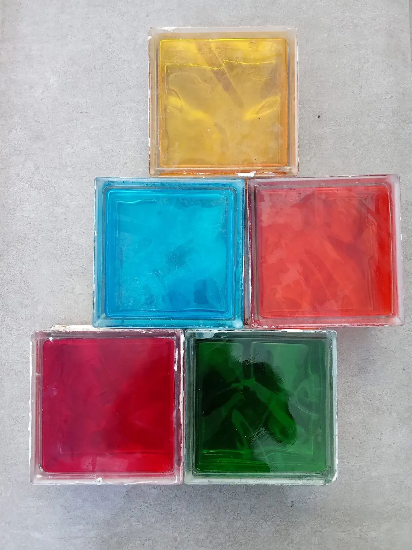 Brique de verre colorée