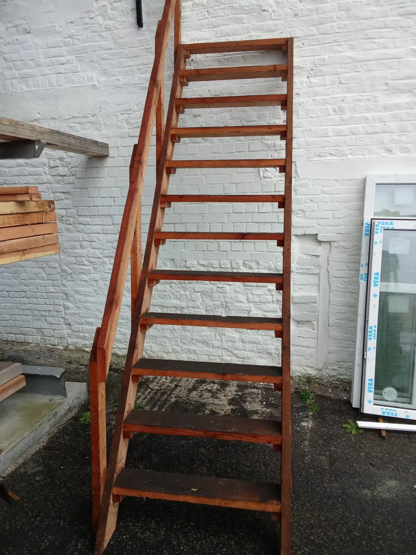 Escalier 12 marches en résineux brut