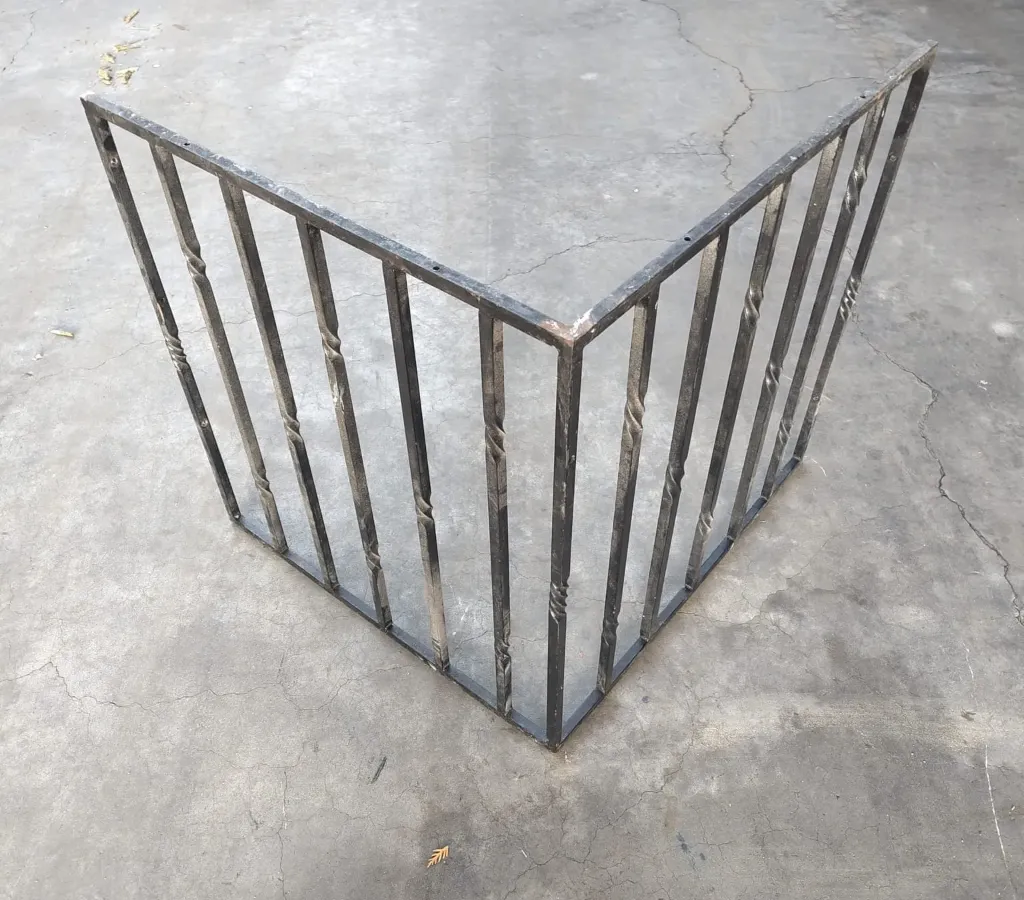 Garde corps acier en "L" 137x70x1,5 cm (L)