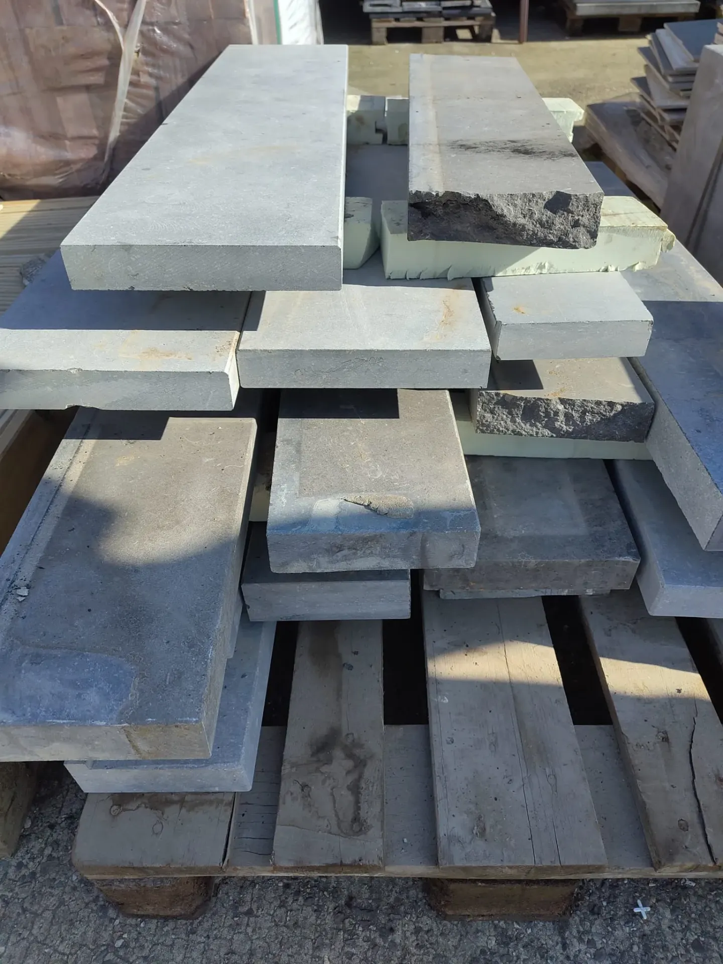 Pierre bleue (de taille, seuil, ...) (L)