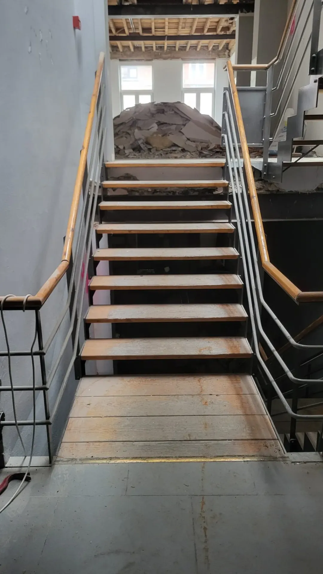 Escalier droit avec plateforme au début