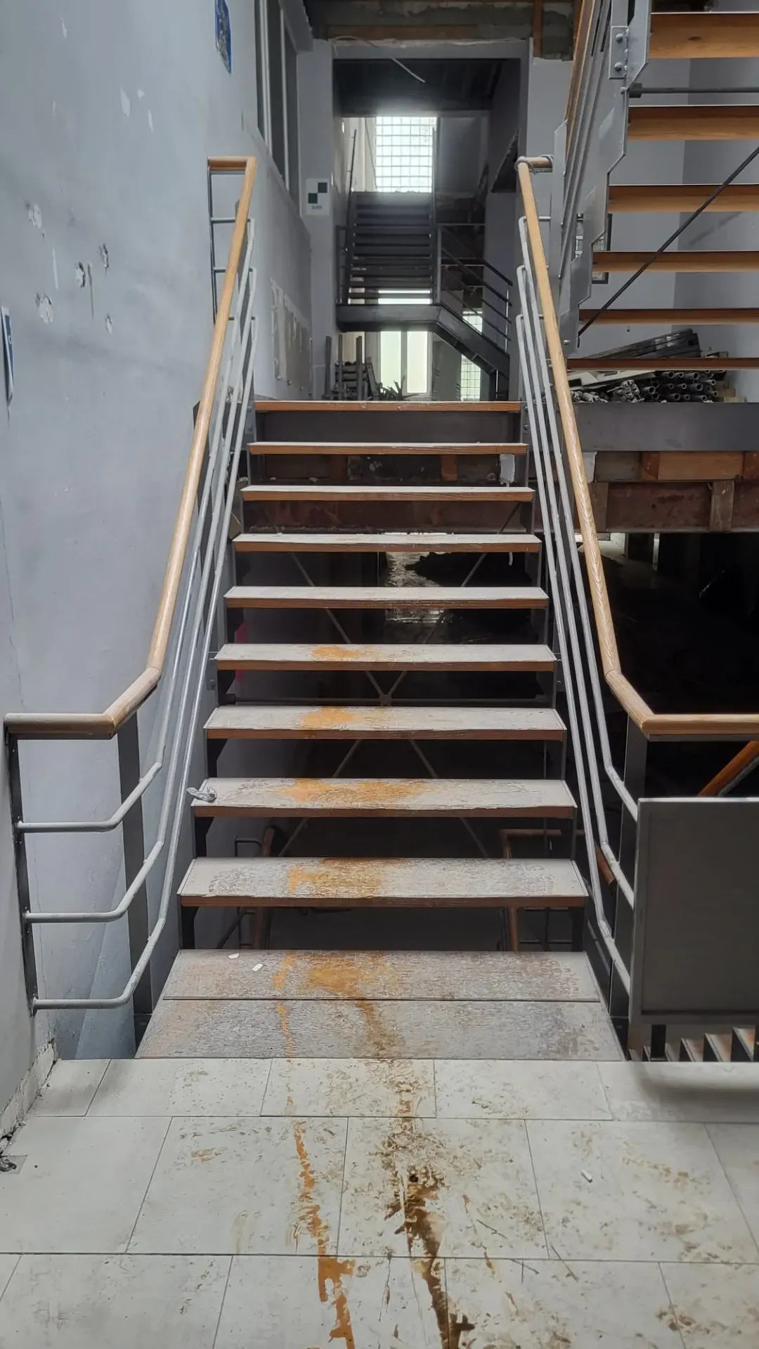 Escalier droit avec petite plateforme au début