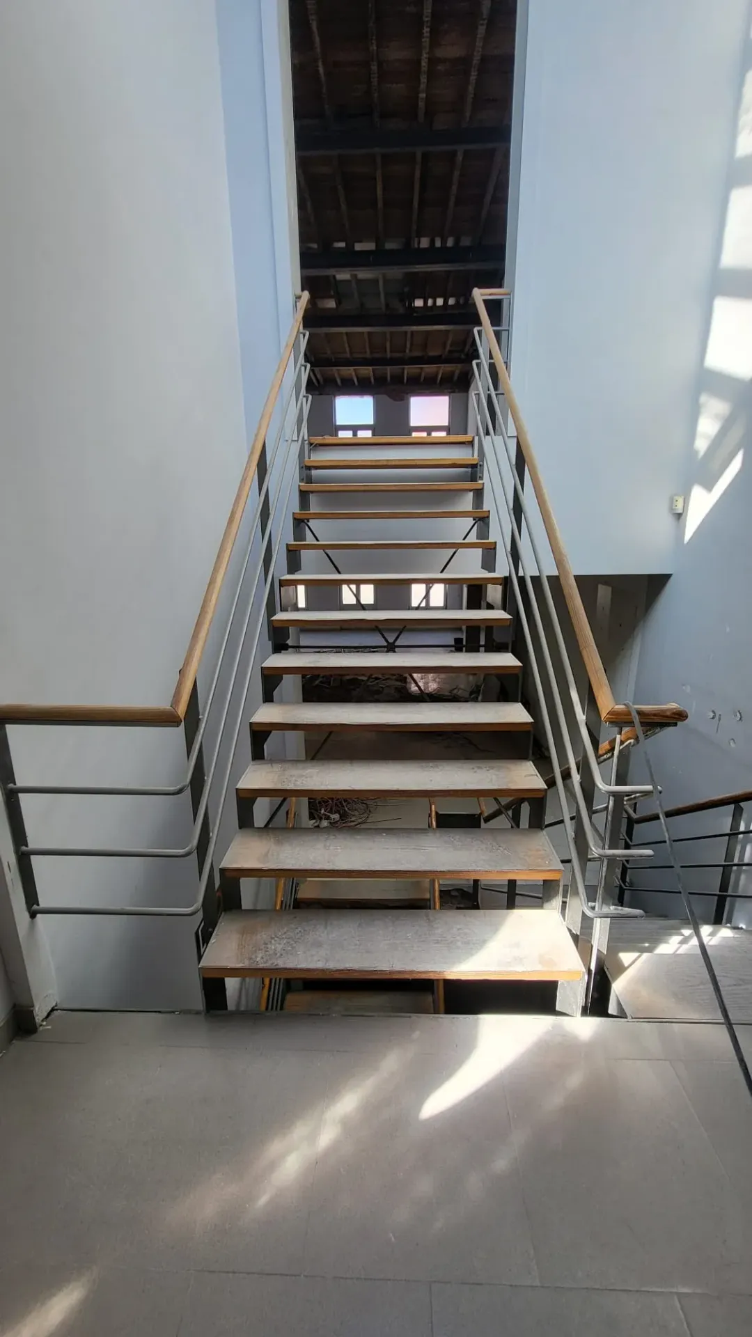 Escalier droit 12 marches avec limons métalliques