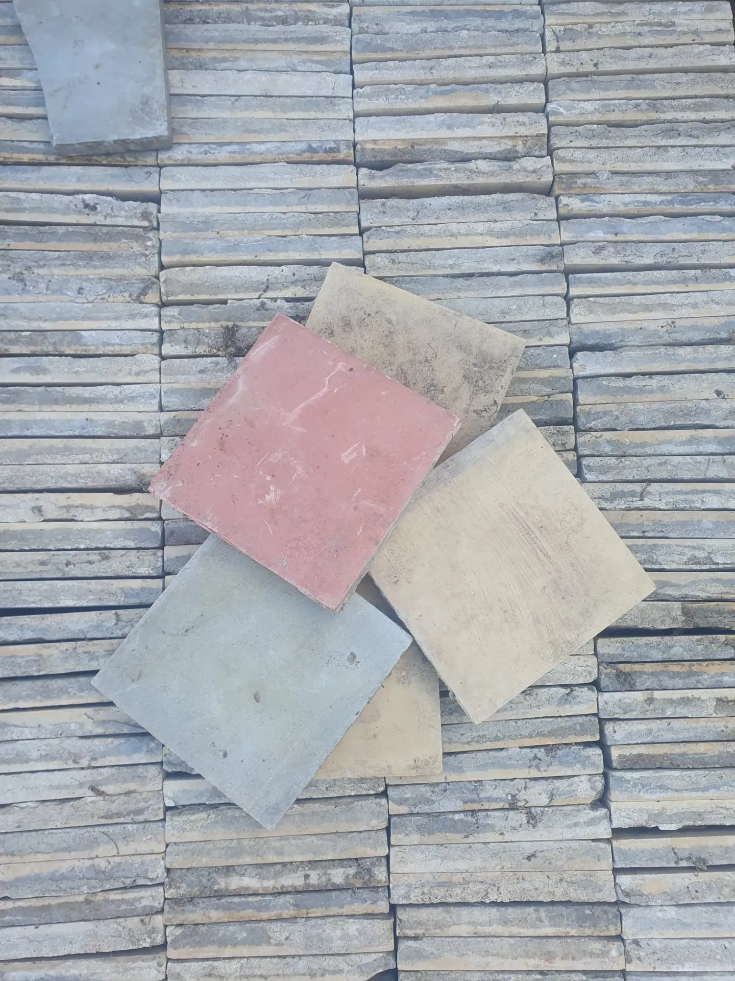 Carreau de ciment gris/jaune/rouge