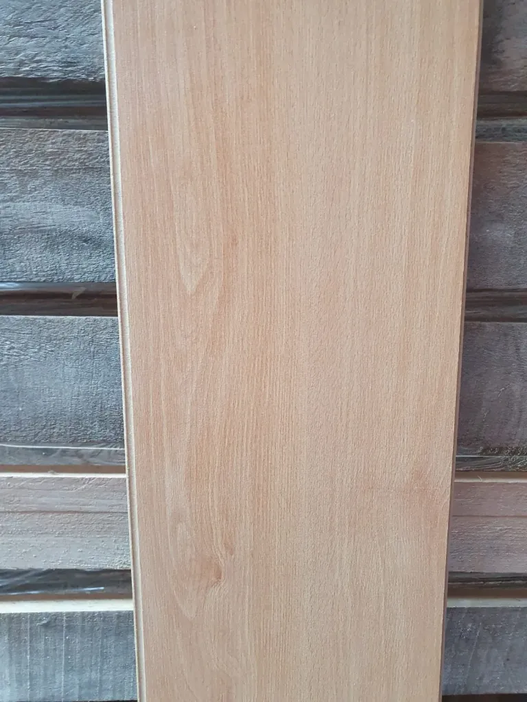 Plancher stratifié imitation hêtre
