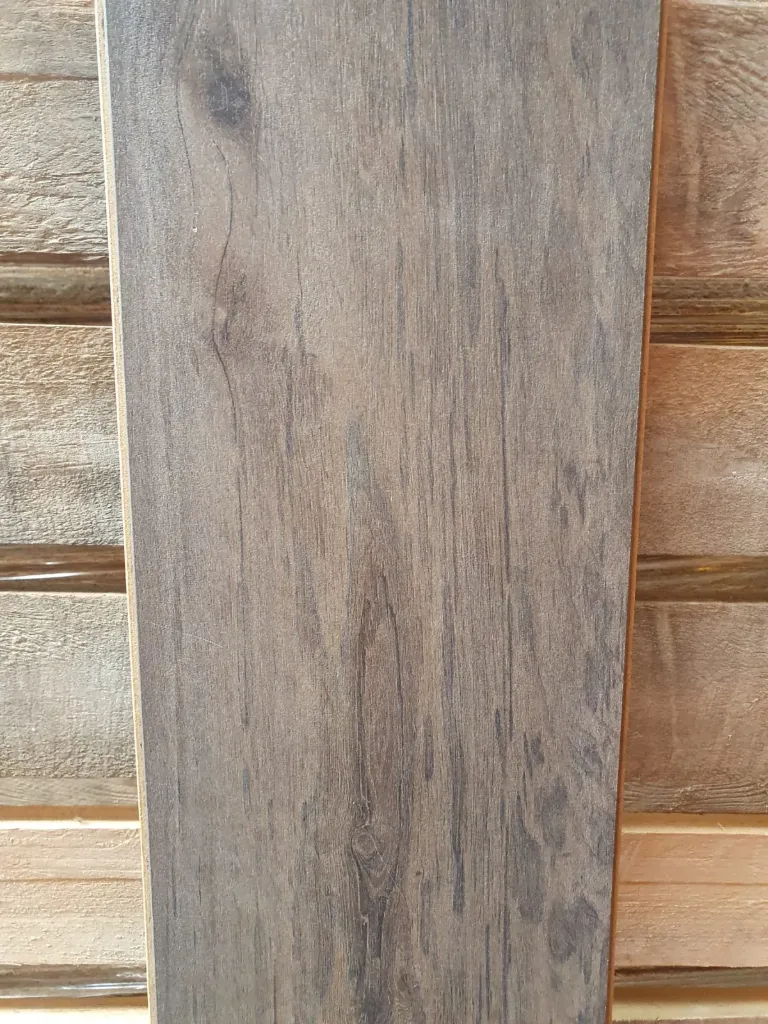 Plancher stratifié imitation bois (ton brun-gris)