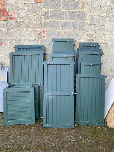 Volets battants en bois peint