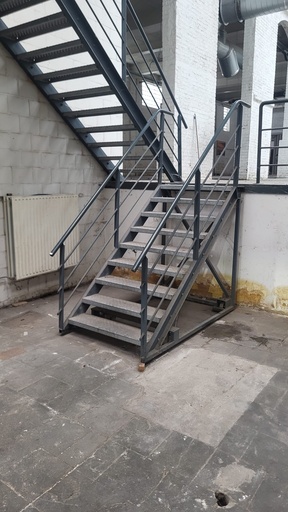 Escalier droit en acier sur roulettes